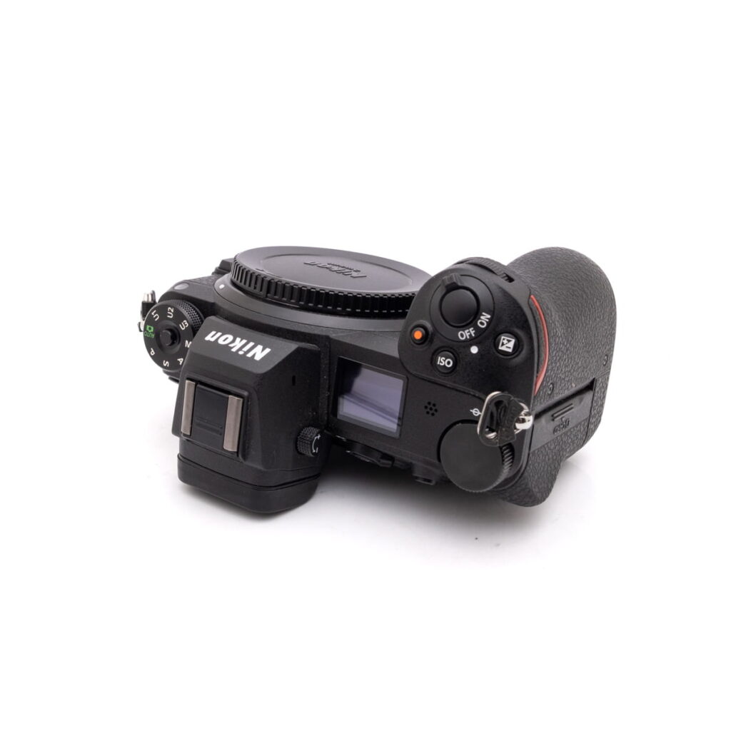 Käytetty Nikon Z7 II (SC 8500, Takuu 12kk) -kamerarunko näkyy valkoisella pohjalla ylhäältä päin kuvattuna, ja siinä näkyvät säätöpyörät ja painikkeet ilman kiinnitettyä objektiivia.