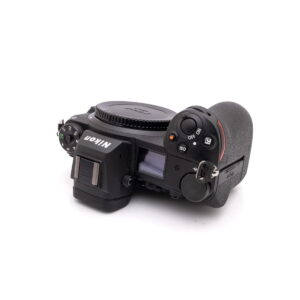 Käytetty Nikon Z7 II (SC 8500, Takuu 12kk) -kamerarunko näkyy valkoisella pohjalla ylhäältä päin kuvattuna, ja siinä näkyvät säätöpyörät ja painikkeet ilman kiinnitettyä objektiivia.