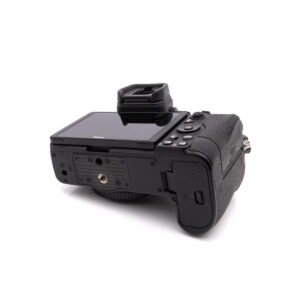 Nikon Z7 II (SC 8500, Takuu 12kk) - Käytetty on musta digitaalikamera, jossa on ulos käännettävä LCD-näyttö, kuvattuna takaa oikeasta kulmasta valkoisella taustalla. Etsin ja ohjauspainikkeet ovat näkyvissä.