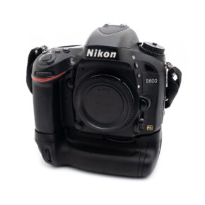 nikon_d600-2 Nikon D600 + akkukahva (SC 18050) - Käytetty