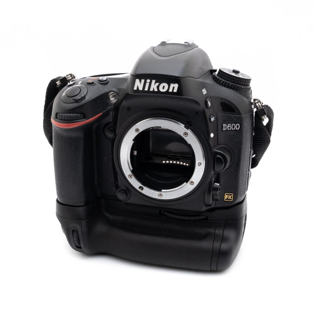 nikon_d600-3 Nikon D600 + akkukahva (SC 18050) - Käytetty