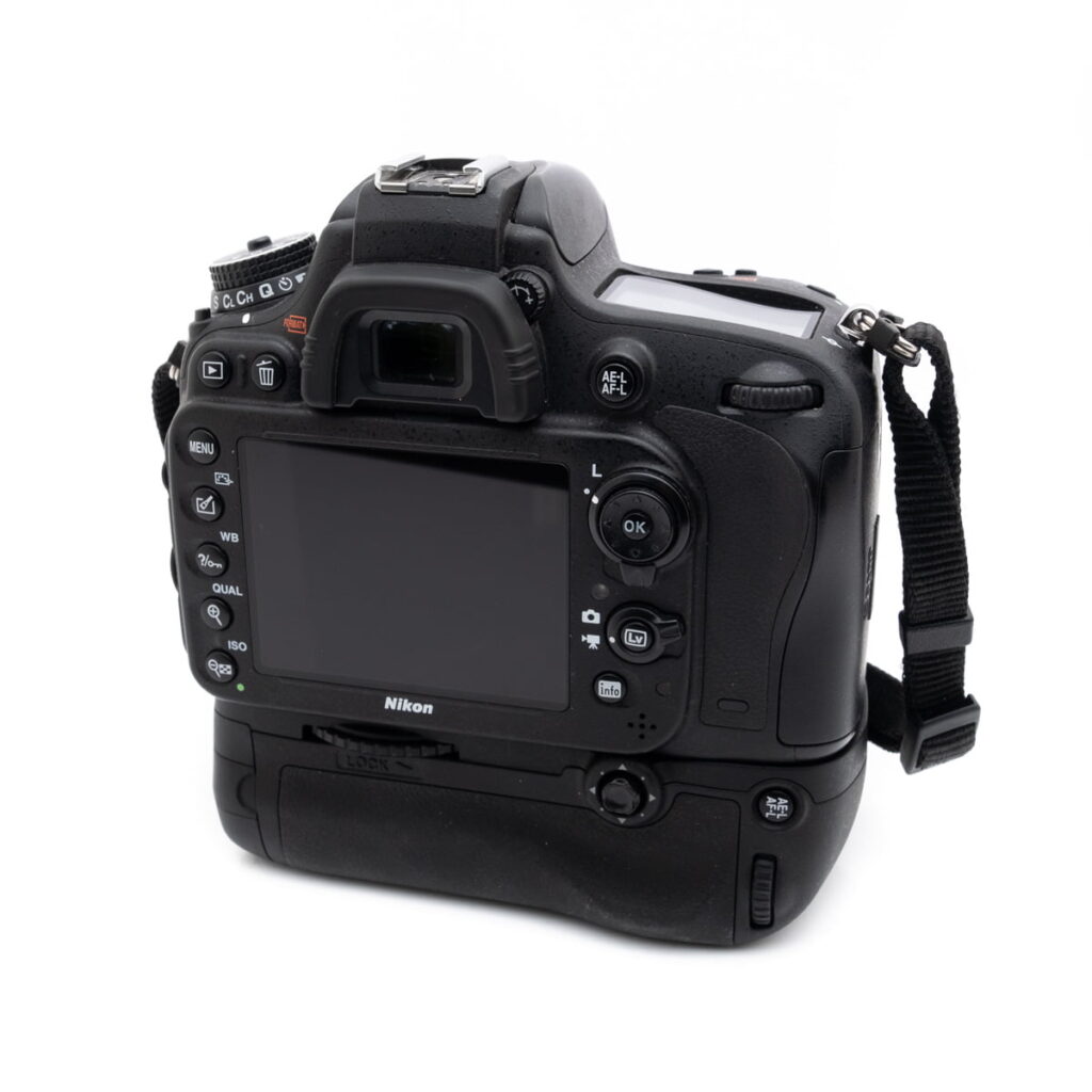 nikon_d600_2 Nikon D600 + akkukahva (SC 18050) - Käytetty