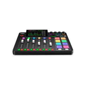 Rode Rodecaster Pro II -USB-äänikortti on musta äänimikserikonsoli, jossa on fadereita, värillisiä padeja, säätönuppeja ja valkoisella pohjalla näkyvä digitaalinen näyttö.