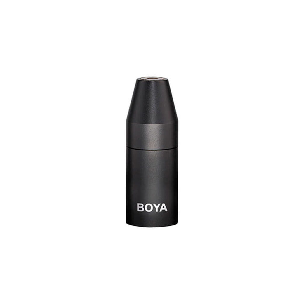 Boya-35C-XLR Pienikokoinen, sylinterimäinen musta Boya 35C-XLR 3,5 mm:n ja XLR-mikrofonisovitin, jossa on valkoisella painettu "BOYA" lähellä pohjaa, kuvassa valkoista taustaa vasten.