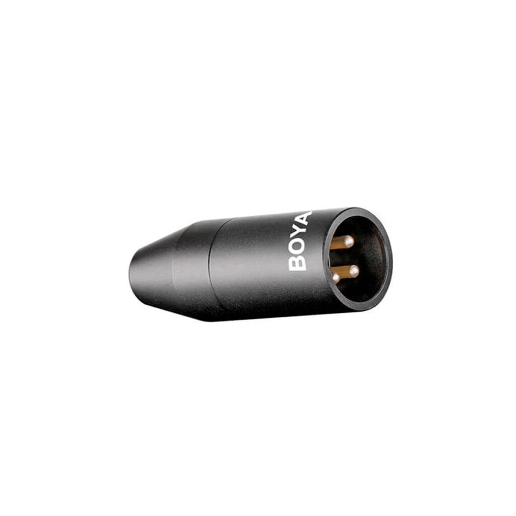 Boya-35C-XLR-2 Musta Boya 35C-XLR 3,5 mm XLR-mikrofoniadapteri, jossa on kolme kultaista nastaa, on kuvattu kulmikkaasta näkymästä, jossa liitäntäpää korostuu valkoista taustaa vasten.