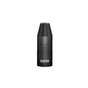 Boya-35C-XLR Pienikokoinen, sylinterimäinen musta Boya 35C-XLR 3,5 mm:n ja XLR-mikrofonisovitin, jossa on valkoisella painettu "BOYA" lähellä pohjaa, kuvassa valkoista taustaa vasten.