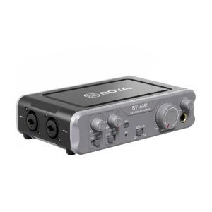 Boya-BY-AM1 Boya BY-AM1 2-kanavainen XLR mikseri on harmaa USB-ääniliitäntä, jossa on useita tulo-/lähtöportteja, säätönupit ja kytkimet etupuolella, ja jonka yläosassa on BOYA-logo ammattimaiseen äänentallennukseen ja monitorointiin.