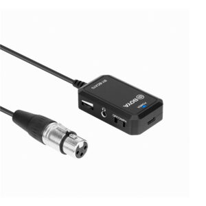 Boya-BY-BCA70-2 Musta Boya BY-BCA70 XLR - USB-A/C & Lightning -sovitin, jossa on XLR-liitäntäkaapeli, virtakytkin, kuulokeliitäntä ja mikro-USB-portti, näkyy valkoisella pohjalla.
