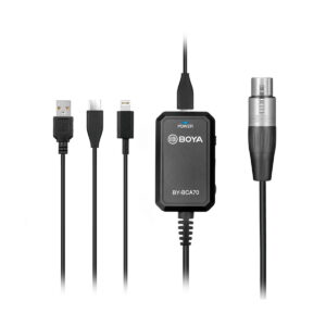Boya-BY-BCA70 Boya BY-BCA70 XLR - USB-A/C & Lightning -sovitin sisältää USB-A-, micro-USB- ja Lightning-kaapelit, inline BOYA BY-BCA70 -sovittimen ja XLR-liittimen, jotka kaikki näkyvät vierekkäin valkoisella pohjalla.