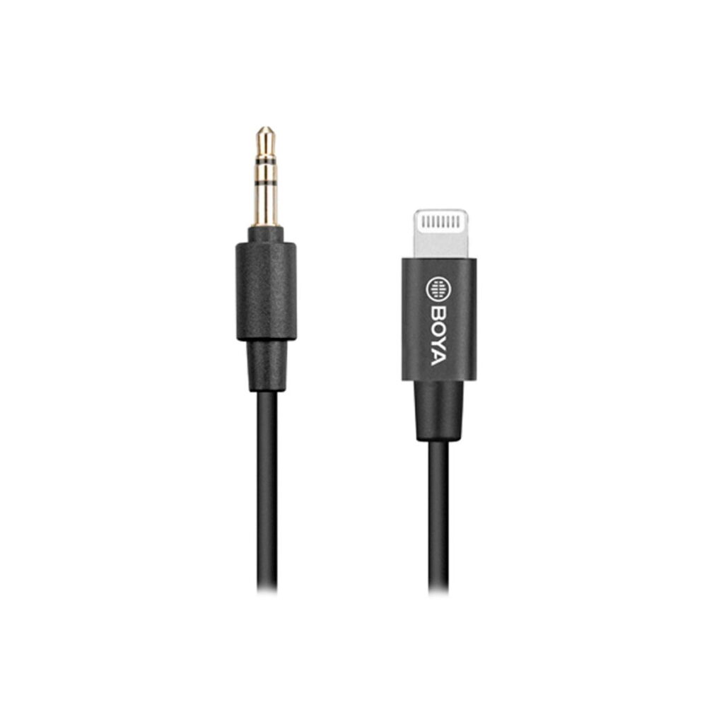 Boya-BY-K1 Boya BY-K1 TRS - Lightning -sovitin on musta kaapeli, jonka toisessa päässä on 3,5 mm:n ääniliitin ja toisessa päässä BOYA-merkkinen Lightning-liitin, kuvassa valkoisella pohjalla.