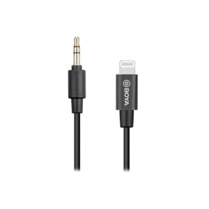 Boya-BY-K1 Boya BY-K1 TRS - Lightning -sovitin on musta kaapeli, jonka toisessa päässä on 3,5 mm:n ääniliitin ja toisessa päässä BOYA-merkkinen Lightning-liitin, kuvassa valkoisella pohjalla.