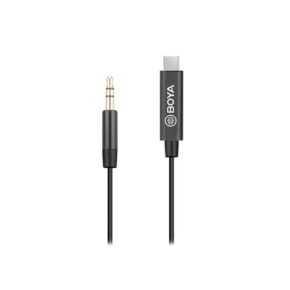 Boya BY-K2 TRS - USB-C adapteri on musta äänikaapeli, jonka toisessa päässä on 3,5 mm:n urosliitin ja toisessa päässä USB-C-liitin, jossa on merkintä BOYA, molemmat valkoisella pohjalla.