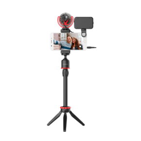 Boya BY-VG350 Video-Kit, joka on kuvassa älypuhelimen kanssa mustan ja punaisen jalustan päällä, sisältää kiinnitetyn mikrofonin ja valon, joka näyttää kahden ihmisen selfien - täydellinen mobiiliin videokuvaukseen tai vloggaukseen.