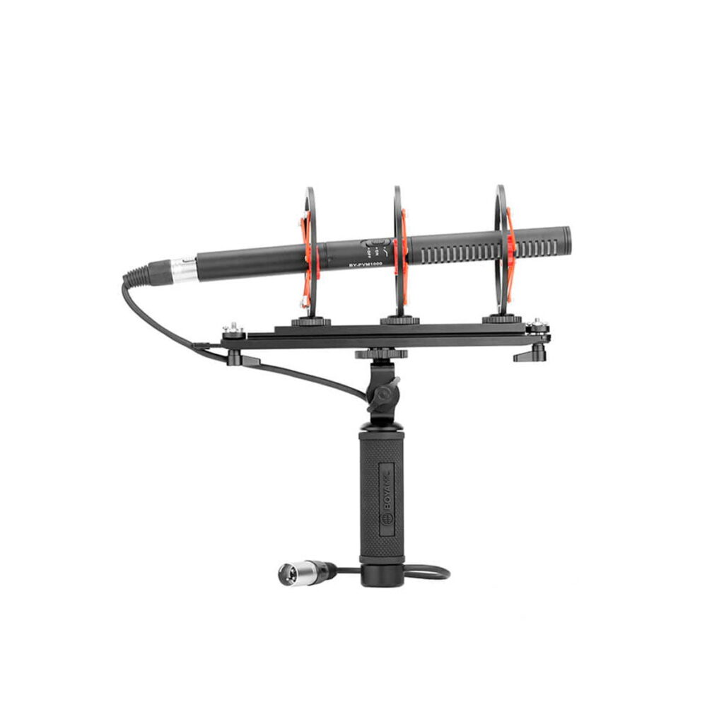 Boya-BY-WS1000-5 Boya BY-WS1000 Professional -tuulensuoja on kuvassa kiinnitettynä käsikäyttöiseen iskukiinnikkeeseen, johon on liitetty XLR-kaapeli, eristettynä valkoiselle taustalle.