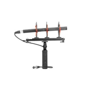 Boya-BY-WS1000-5 Boya BY-WS1000 Professional -tuulensuoja on kuvassa kiinnitettynä käsikäyttöiseen iskukiinnikkeeseen, johon on liitetty XLR-kaapeli, eristettynä valkoiselle taustalle.