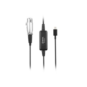 Boya-By-BCa7 Musta Boya BY-BCA7 XLR - Lightning -sovitin, jossa on XLR-liitin, Lightning-liitin ja kompakti inline-ohjausmoduuli, näkyy valkoisella pohjalla.