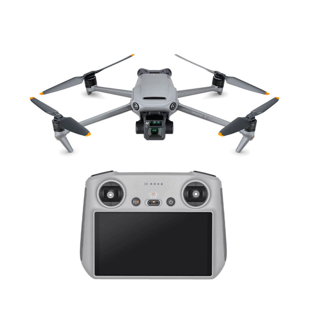 DJI-Mavic-3-and-RC DJI Mavic 3 + DJI RC Ohjain -lennokki on esillä siihen sopivan käsikauko-ohjaimen yläpuolella, jossa on näyttö ja kaksi joystickiä. Harmaassa nelikopterissa on neljä potkuria ja integroitu kamera.