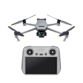 DJI-Mavic-3-and-RC DJI Mavic 3 + DJI RC Ohjain -lennokki on esillä siihen sopivan käsikauko-ohjaimen yläpuolella, jossa on näyttö ja kaksi joystickiä. Harmaassa nelikopterissa on neljä potkuria ja integroitu kamera.