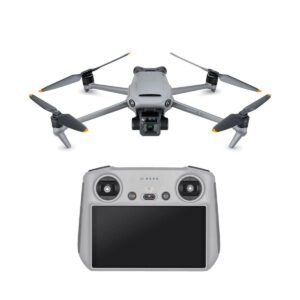 DJI-Mavic-3-and-RC DJI Mavic 3 + DJI RC Ohjain -lennokki on esillä siihen sopivan käsikauko-ohjaimen yläpuolella, jossa on näyttö ja kaksi joystickiä. Harmaassa nelikopterissa on neljä potkuria ja integroitu kamera.