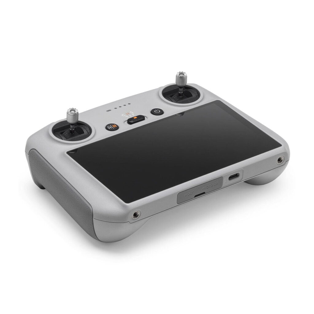 DJI RC Smart Controller -ohjain on harmaa käsikaukosäädin, jossa on kaksi joystickiä, useita painikkeita ja suuri sisäänrakennettu kosketusnäyttö ja joka on suunniteltu lennokkien tai muiden kauko-ohjattavien laitteiden ohjaamiseen.