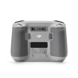 DJI RC Smart Controller -ohjaimen -ohjain, jossa on kaksi ohjauspainiketta, kuvioidut kahvat ja säädösluonteiset tuoteselosteet alareunassa, takanäkymä.