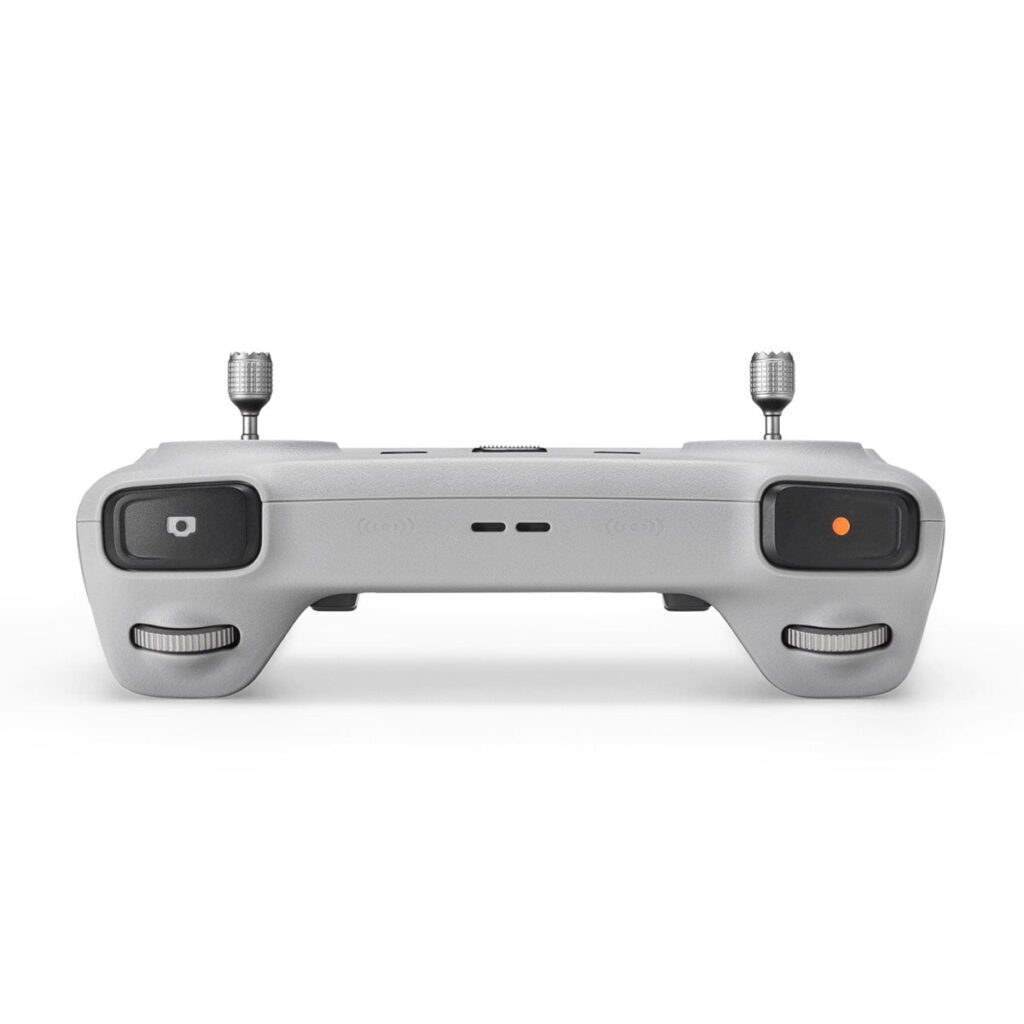 DJI RC Smart Controller -ohjain on harmaa, kompakti ja moderni kauko-ohjain edestä katsottuna, jossa on kaksi ohjaussauvaa, sivupainikkeet ja yläkulman säätimet.