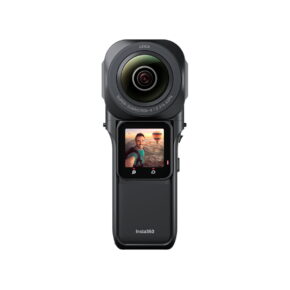 Insta360-One-RS-1-inch-360-edition Valkoisella taustalla näkyvässä Insta360 One RS 1" 360 Edition -kamerassa on musta runko, jossa on suuri ylälinssi ja pieni näyttö, jonka alapuolella näkyy hymyilevä mies ottamassa selfietä ulkona.