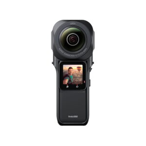 Insta360-One-RS-1-inch-360-edition Valkoisella taustalla näkyvässä Insta360 One RS 1" 360 Edition -kamerassa on musta runko, jossa on suuri ylälinssi ja pieni näyttö, jonka alapuolella näkyy hymyilevä mies ottamassa selfietä ulkona.