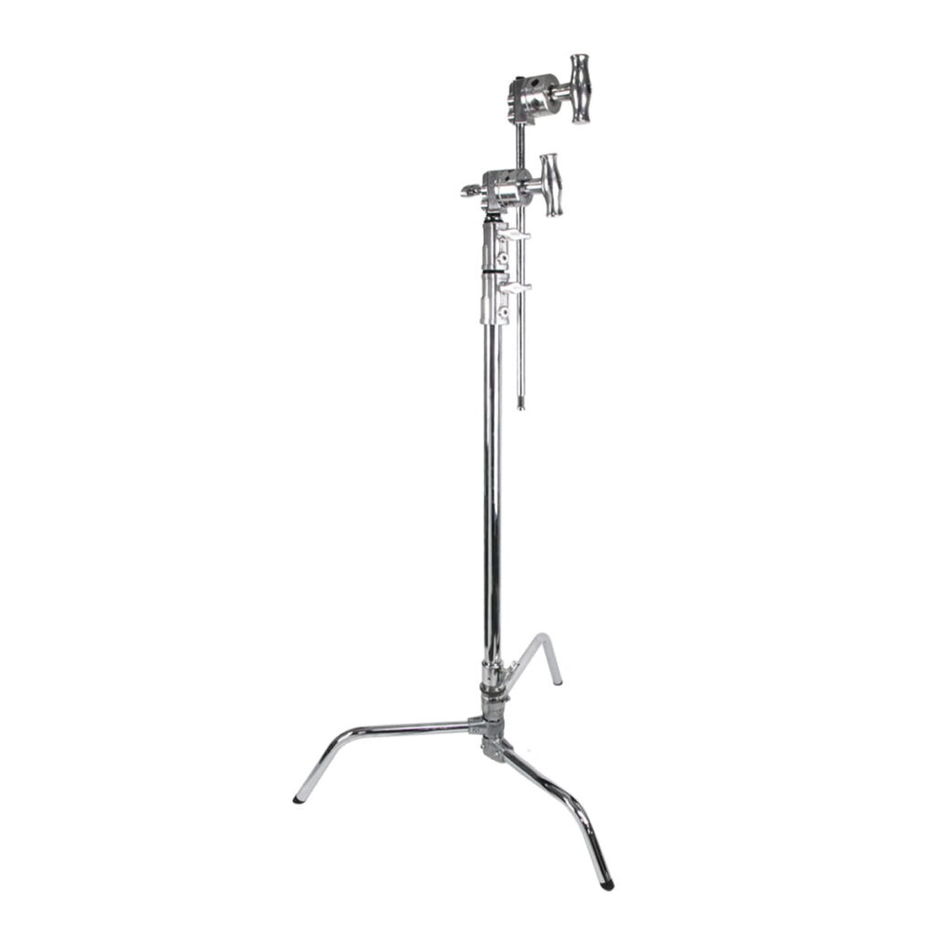 Kupo-CT-20MK Kupo CT-20MK 20" Master C-Stand with Turtle Base Kit - Silver -jalustassa on tukeva kolmijalkainen rakenne, säädettävä korkeus ja käsivarret valaisimien tai laitteiden tukemiseen valokuvauksessa ja elokuvatuotannossa.