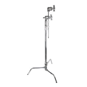 Kupo-CT-20MK Kupo CT-20MK 20" Master C-Stand with Turtle Base Kit - Silver -jalustassa on tukeva kolmijalkainen rakenne, säädettävä korkeus ja käsivarret valaisimien tai laitteiden tukemiseen valokuvauksessa ja elokuvatuotannossa.