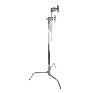 Kupo-CT-20MK Kupo CT-20MK 20" Master C-Stand with Turtle Base Kit - Silver -jalustassa on tukeva kolmijalkainen rakenne, säädettävä korkeus ja käsivarret valaisimien tai laitteiden tukemiseen valokuvauksessa ja elokuvatuotannossa.