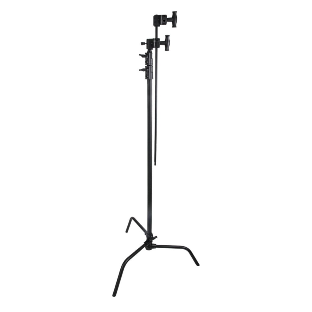 Kupo-CT-40MKB Kupo CT-40MKB 40" Master C-Stand with Turtle Base Kit - Black on korkea, säädettävä musta metallijalusta, jossa on jalustan jalat ja jota käytetään laajalti valokuvauksessa ja elokuvissa valojen tai laitteiden turvalliseen pitämiseen.