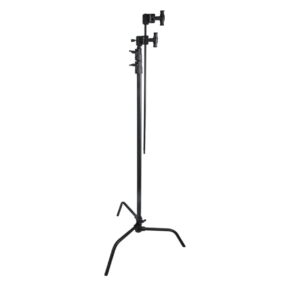 Kupo-CT-40MKB Kupo CT-40MKB 40" Master C-Stand with Turtle Base Kit - Black on korkea, säädettävä musta metallijalusta, jossa on jalustan jalat ja jota käytetään laajalti valokuvauksessa ja elokuvissa valojen tai laitteiden turvalliseen pitämiseen.