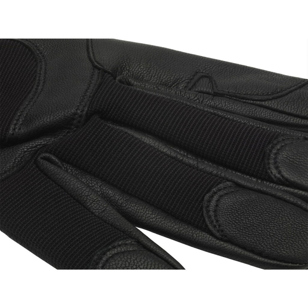 Kupo-KH-55MB-3 Lähikuva Kupo KH-55MB Ku-Hand Grip Gloves Goatskin - Medium -käsineistä, mustat, joissa on yksityiskohtaiset tikkaukset ja kuvioitu vuohennahka- ja kangaspinta sormissa ja kämmenessä.
