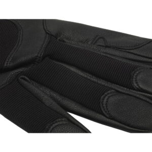 Kupo-KH-55MB-3 Lähikuva Kupo KH-55MB Ku-Hand Grip Gloves Goatskin - Medium -käsineistä, mustat, joissa on yksityiskohtaiset tikkaukset ja kuvioitu vuohennahka- ja kangaspinta sormissa ja kämmenessä.