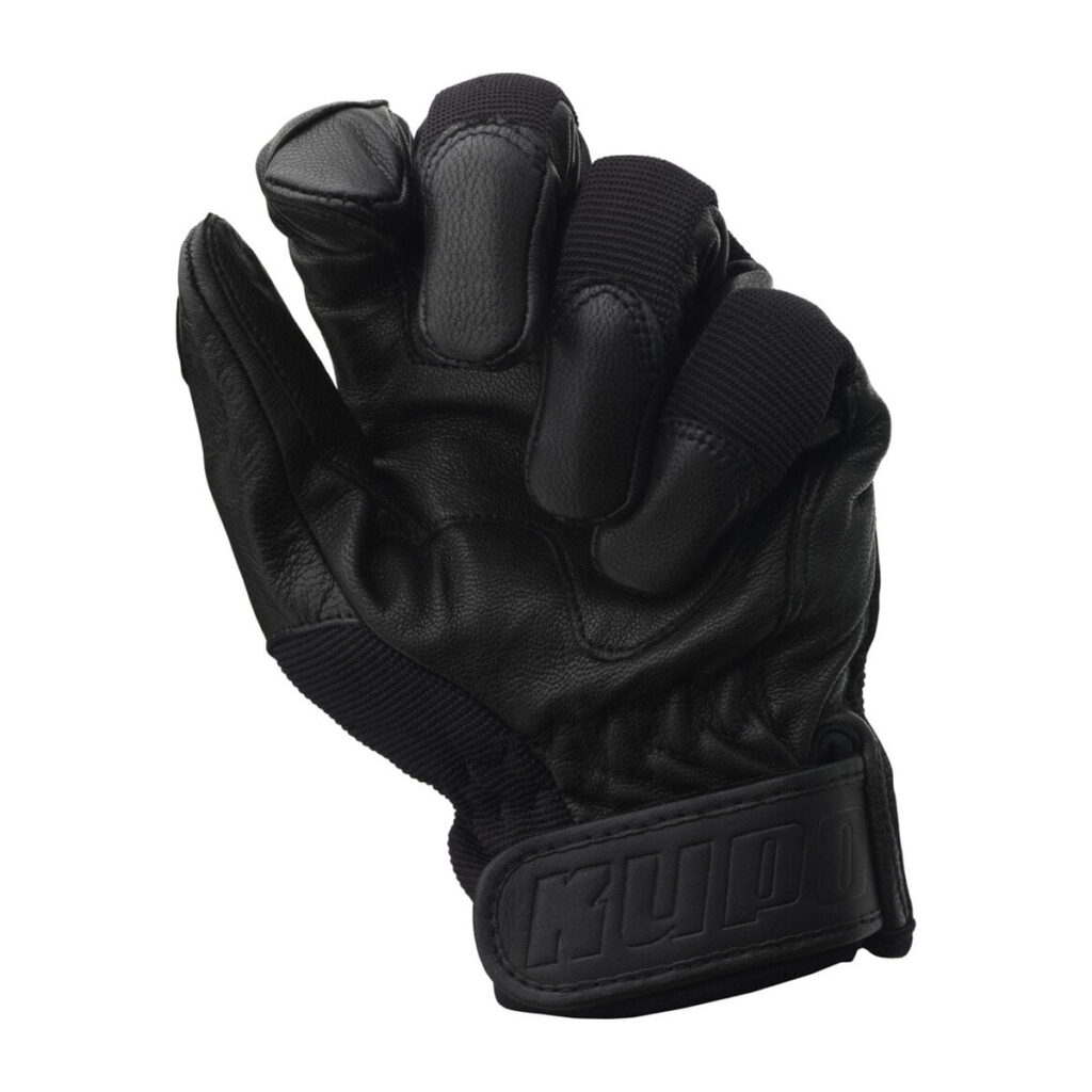 Kupo-KH-55MB-4 Kupo KH-55MB Ku-Hand Grip Gloves (Medium) on musta vuohennahkainen kamppailulajikäsine, jossa on vahvistetut rystyset ja tarranauha, joka on sijoitettu ikään kuin puoliksi nyrkkiin.