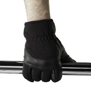 Kupo-KH-55MB-5 Henkilö, jolla on Kupo KH-55MB Ku-Hand Grip Gloves Goatskin - Medium, tarttuu kiiltävään metallitankoon valkoista taustaa vasten, ja vain hansikkaan käsi ja osa kyynärvarresta ovat näkyvissä.