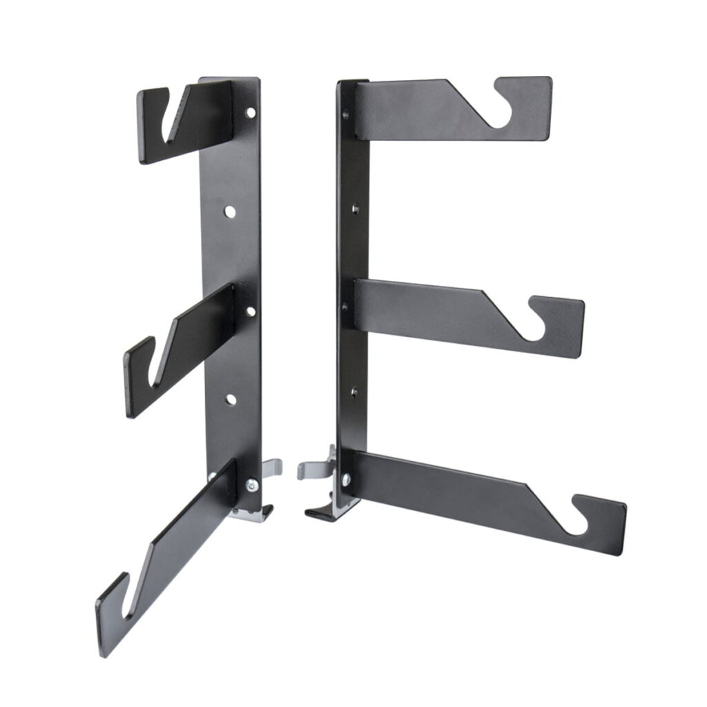 Kupo-KP-KS02 Kupo KP-KS02 Triple Hook Set sisältää kaksi mustaa metallista seinäkiinnikettä, joissa kummassakin on kolme kulmakiinnikettä kaapeleiden tai työkalujen pitämiseen. Molemmissa kannattimissa on kiinnitysreiät, ja ne on suunniteltu asennettavaksi pystyasentoon ja vastakkain.