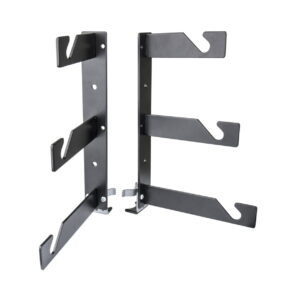 Kupo-KP-KS02 Kupo KP-KS02 Triple Hook Set sisältää kaksi mustaa metallista seinäkiinnikettä, joissa kummassakin on kolme kulmakiinnikettä kaapeleiden tai työkalujen pitämiseen. Molemmissa kannattimissa on kiinnitysreiät, ja ne on suunniteltu asennettavaksi pystyasentoon ja vastakkain.