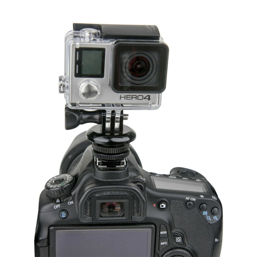 Kupo-KS-134-2 Kupo KS-134 GoPro Tripod Mount with Hot Shoe Adapter käytetään GoPro HERO4 -kameran kiinnittämiseen DSLR-kameran päälle, jolloin DSLR-kameran takaosa ja GoPro-kameran etuosa näkyvät.