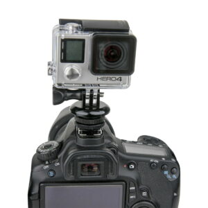 Kupo-KS-134-2 Kupo KS-134 GoPro Tripod Mount with Hot Shoe Adapter käytetään GoPro HERO4 -kameran kiinnittämiseen DSLR-kameran päälle, jolloin DSLR-kameran takaosa ja GoPro-kameran etuosa näkyvät.