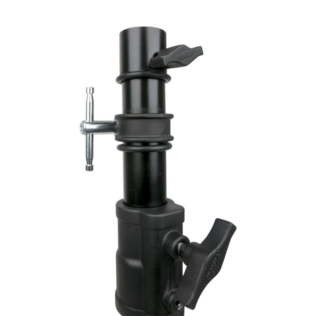 Kupo-Slider-Stand-2 Lähikuva Kupo 161MB Slider Stand -jalustasta, mustasta säädettävästä metallisesta jalustasta, jossa on vivut ja nupit kiinnittämistä varten ja jota käytetään yleisesti valokuvaus- tai valaistuslaitteiden pitämiseen.
