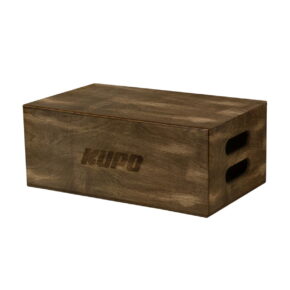 Kupo-apple-box-brown-full Kupo KAB-008-BST Brown Stained Apple Box - Full on suorakulmainen puulaatikko, jossa on sivukahvat ja johon on painettu KUPO-merkki yhdelle puolelle. Sitä käytetään yleisesti elokuva- ja valokuvaustuotannoissa.