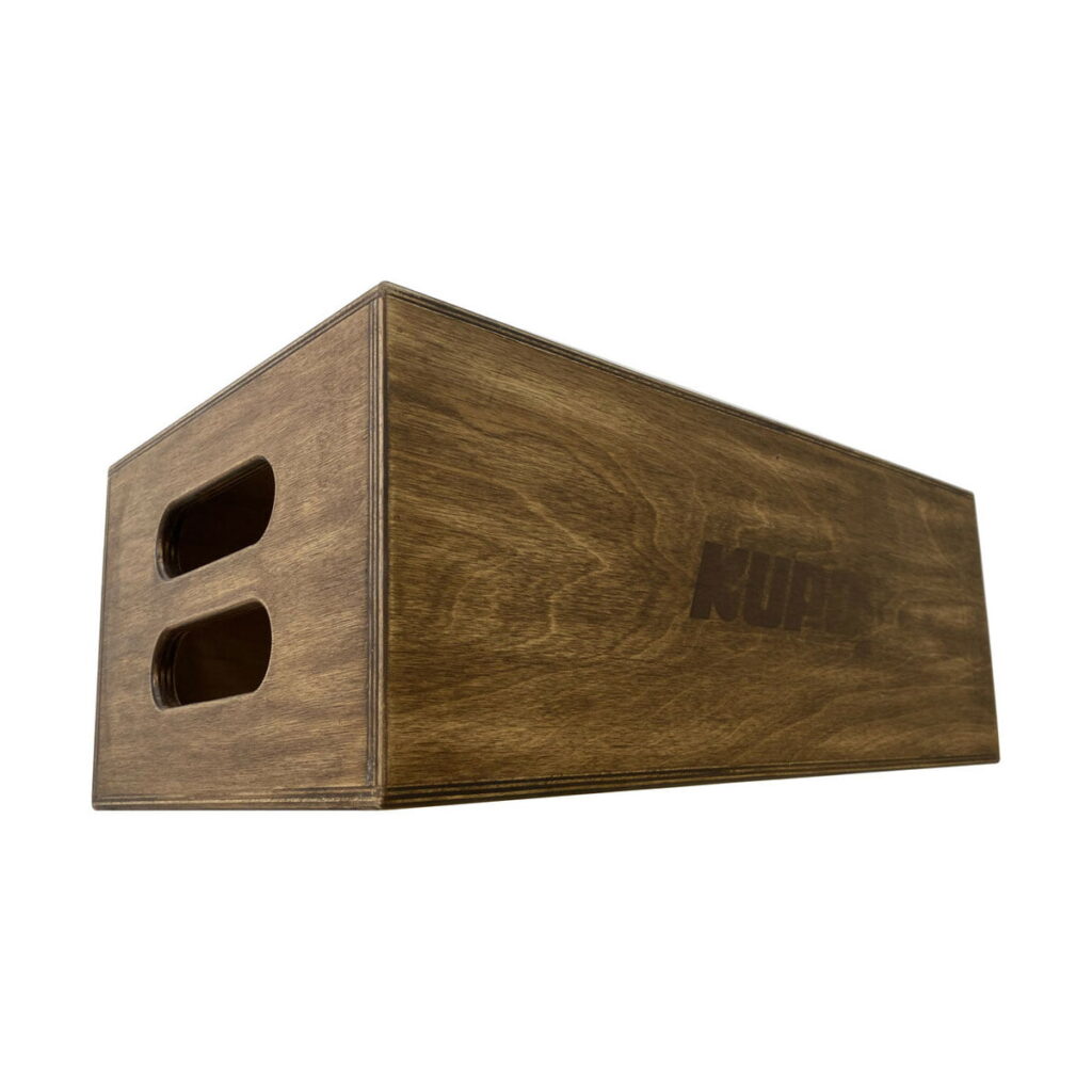 Kupo-apple-box-brown-full-3 Kupo KAB-008-BST Brown Stained Apple Box - Full -laatikossa on kaksi suorakulmaista sivukädenreikää, hienovarainen logo ja tumma puupinta. Se on tukeva ja ihanteellinen säilytykseen tai rekvisiittana käytettäväksi.
