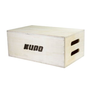 Kupo-apple-box-full Vaalea suorakaiteen muotoinen puinen Kupo KAB-008 Apple Box - Full, jonka kylkeen on painettu "Kupo" ja jonka toisessa päässä on kaksi leikattua kahvaa.