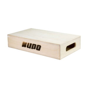 Kupo-apple-box-halfl Kupo KAB-004 Apple Box - Half on suorakulmainen puulaatikko, jossa on pyöristetyt reunat, leikattu sivukahva ja "Kupo" painettu mustalla toisella puolella.