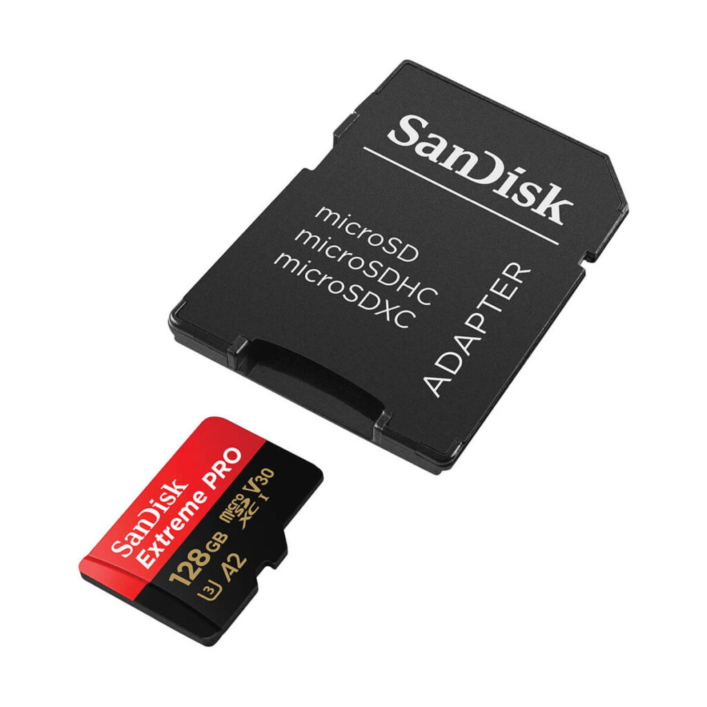 Sandisk-Extreme-Pro-MicroSD-128GB-200MBs-3 Sandisk MicroSDXC 128GB Extreme Pro 200MB/s -muistikortti näkyy mustan SanDisk microSD to SD -sovittimen vieressä valkoisella pohjalla.
