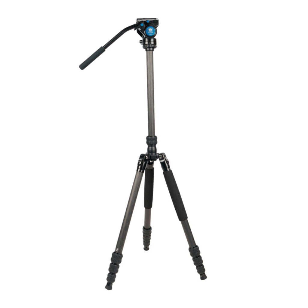 Sirui Traveler 7VC on musta kolmella säädettävällä jalalla, vaahtomuovikahvoilla, kierrelukoilla ja kiinnityspäässä olevalla panoraamakahvalla varustettu kolmijalkainen kolmijalkainen jalusta, joka on suunniteltu kameroille tai videolaitteille.