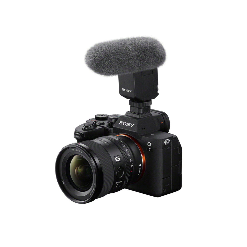 Sony-ECM-B10-1 Sony-digitaalikamera, jossa on suuri objektiivi ja päälle asennettu Sony ECM-B10 Mikrofoni, eristettynä valkoiselle taustalle.