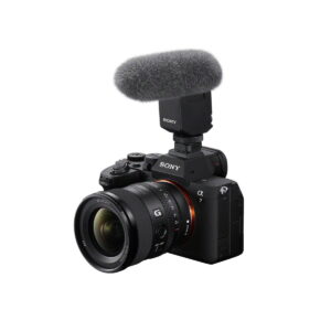 Sony-ECM-B10-1 Sony-digitaalikamera, jossa on suuri objektiivi ja päälle asennettu Sony ECM-B10 Mikrofoni, eristettynä valkoiselle taustalle.